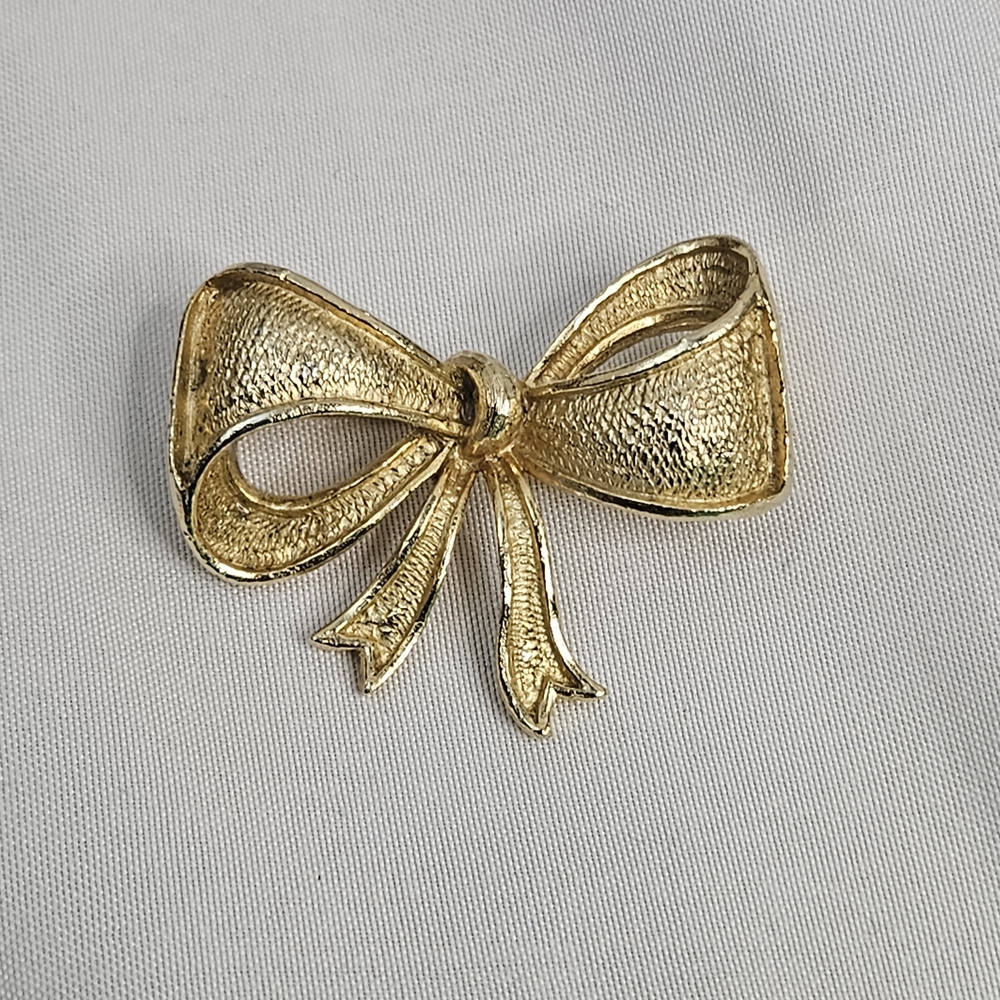 Elegant Gold Bow Brooch